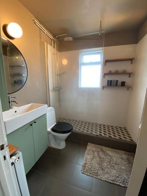 Charming Two Bedroom In Vesturbaer Donwtown *